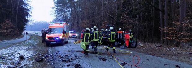 Schwerer Verkehrsunfall mit eingeklemmter Person