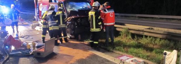Verkehrsunfall mit eingeklemmter Person