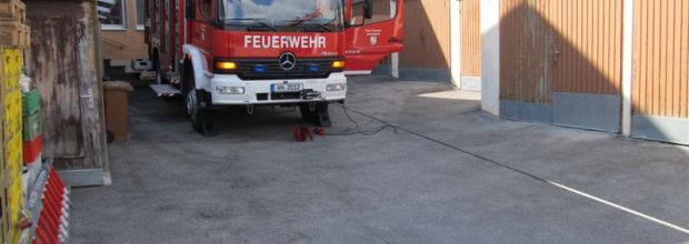 Umgestürzter Gabelstapler mit Säureaustritt