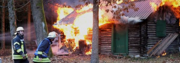 Brand einer Waldhütte bei Neudorf