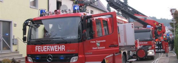 Feuerwehren Ansbach und Bernhardswinden löschen Küchenbrand
