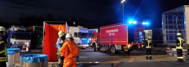 Flüssigkeitsaustritt an Gefahrstofftransporter verursacht Feuerwehreinsatz