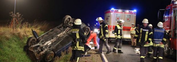 PKW überschlagen - Fahrer vermutlich eingeklemmt