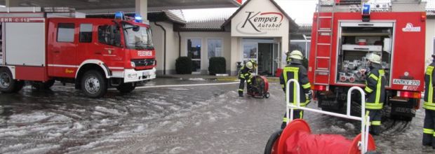 Brand im Autohof