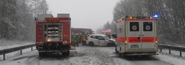 Verkehrsunfall mit vier beteiligten Fahrzeugen bei Schneeglätte.
