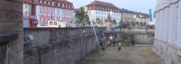 Junger Mann stürzt in den Schlossgraben