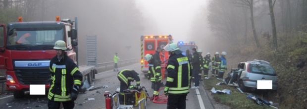 Verkehrsunfall mit eingeklemmter Person auf der B13